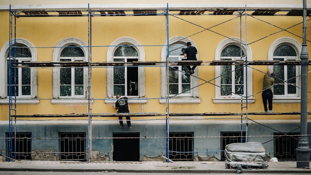 Handwerker auf dem Gerüst bei Fassadenarbeiten