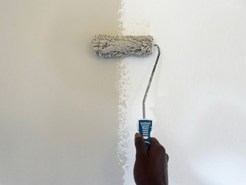 Innenanstrich: Wand wird mit der Rolle gestrichen