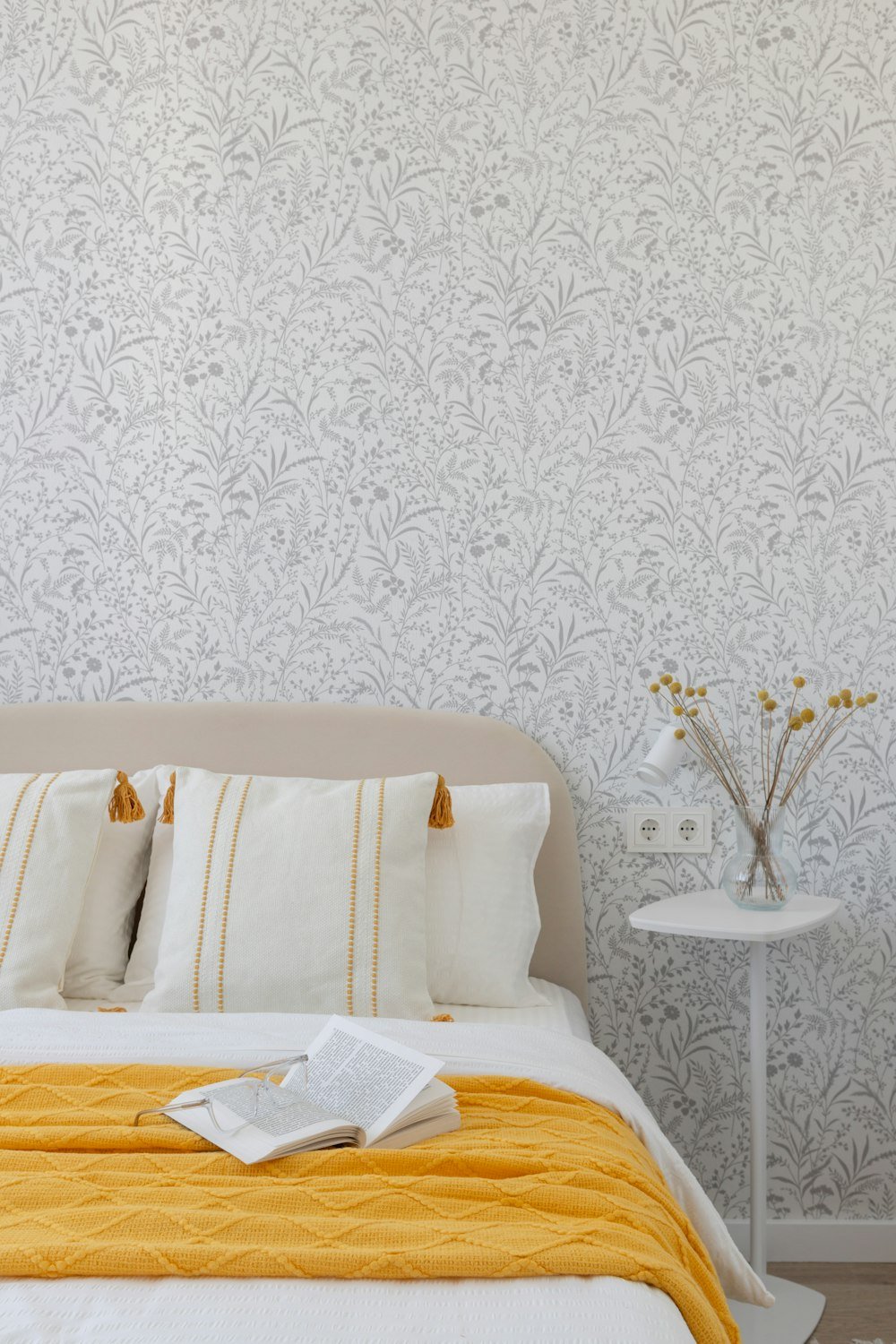 Schlafzimmer mit gemusterter Tapete