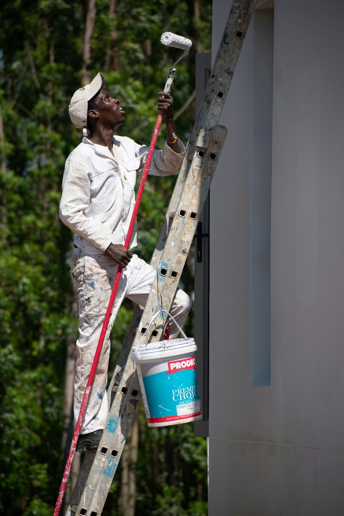 Maler auf der Leiter bei der Arbeit